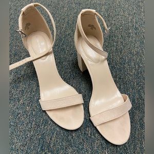 7.5 nude Bandolino block heel sandals.